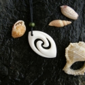 Dupla koru (ovális), Ékszer, óra, Medál, Nyaklánc, Csontból készült medál. 
Méret: 4x2 cm.
A maori kultúrában a koru a kibomló páfránylevelet szimboliz..., Meska