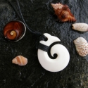 koru (spirál), Ékszer, óra, Medál, Nyaklánc, Csontból készült medál. 
Méret: 3 x 3,5 cm.
A maori kultúrában a koru a kibomló páfránylevelet szimb..., Meska