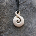 Twist-koru medál, Ékszer, óra, Medál, Nyaklánc, Csontból készült medál.
A két legkedveltebb maori szimbólum egyesítésével készült medál. A Twist két..., Meska