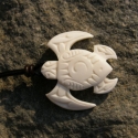 maori teknős, Ékszer, óra, Medál, Nyaklánc, Az óceáni teknős a termékenységet és a hosszú életet szimbolizálja a maori kultúrában.

Méret: 4x4cm..., Meska