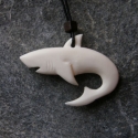 Cápa, Ékszer, óra, Medál, Nyaklánc, Csontból készült medál.
Búvároknak, tenger és cápa mániásoknak! :-)
méret: 5x3,5cm, Meska