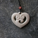 szív medál, Ékszer, óra, Medál, Nyaklánc, Csontból készült medál. Romantikus lelkű lányok részére! :-)

Méret:3,5x3cm, Meska