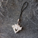 mobilékszer - virágos, Ékszer, óra, Magyar motívumokkal, Mobilékszer, Csontból készült kis dísz, amivel kedvenc mobilodat ékesítheted! :-)

Méret:2x2cm, Meska