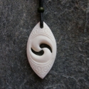 Dupla koru , Ékszer, óra, Medál, Nyaklánc, Csontból készült medál. 
Méret: 5x2,5cm.
A maori kultúrában a koru a kibomló páfránylevelet szimboli..., Meska