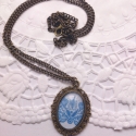 Kékfestő medál, Ékszer, óra, Magyar motívumokkal, Nyaklánc, Ékszerkészítés, A medál 25X18mm-es üveglencsével készült és a belé foglalt kép egy magyar népi  Nagy Tulipán motívum..., Meska