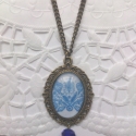 Kékfestő medál, Ékszer, óra, Magyar motívumokkal, Nyaklánc, Ékszerkészítés, A medál 25X18mm-es üveglencsével készült és a belé foglalt kép egy magyar népi  Nagy Tulipán motívum..., Meska