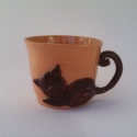 Cicafigurás bögre, macskás csésze, cappucinos csésze, Konyhafelszerelés, Bögre, csésze, Kerámia, Korongolt cappuccino-s csészike, kézzel formázott macskafigurás rátéttel. A bögre füle maga a kacska..., Meska