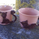 Cicafigurás bögre, macskás csésze, cappucinos csésze, Konyhafelszerelés, Bögre, csésze, Kerámia, Korongolt cappuccino-s csészike, kézzel formázott macskafigurás rátéttel. A bögre füle maga a kacska..., Meska