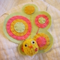 Nyaklánc madár medállal, Ékszer, óra, Medál, Nyaklánc, Patchwork, foltvarrás, Varrás, Nyaklánc rózsaszín, sárga és zöld madár medállal, ezüstszínű szerelékkel.

A medál mérete 8 x 7 cm.
..., Meska