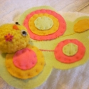 Nyaklánc madár medállal, Ékszer, óra, Medál, Nyaklánc, Patchwork, foltvarrás, Varrás, Nyaklánc rózsaszín, sárga és zöld madár medállal, ezüstszínű szerelékkel.

A medál mérete 8 x 7 cm.
..., Meska