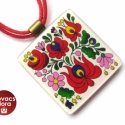 Kézzel rajzolt  Matyó nyaklánc (zsmatyó 03) , Ékszer, óra, Magyar motívumokkal, Nyaklánc, Medál, Ékszerkészítés, Zsugorka, 
Zsugorfóliából készítettem ezt a fehér színű medált, melyre színes matyó virág mintát rajzoltam. Át..., Meska