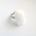 Fehér olvasztott üveggyűrű, Ékszer, óra, Gyűrű, Elegáns vonalú, hófehér üveggyűrű. Az üveg mérete 1.6x2.5 cm. A gyűrűalap nikkelmentes fém, 18-20 mm..., Meska