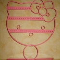 Hello Kitty fülbevalótartó, Dekoráció, Otthon, lakberendezés, Ékszer, óra, Ékszertartó, Megrendelhető a képen látható Hello Kitty ékszertartó.

Méretei:
Magassága: 38 cm
Szélessége: 32 cm
..., Meska