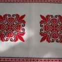 Terítő, Magyar motívumokkal, Otthon, lakberendezés, Lakástextil, Hímzés, Népi motívum került erre a terítőre. A 13x13 cm-es minta négyszer ismétlődik.
Mérete: 38x96 cm..., Meska