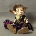 TEÓ kobold porcelánbaba/BJD, Dekoráció, Képzőművészet , Szobor, Kerámia, Baba-és bábkészítés, Kerámia, Kicsi e vándor,
s nagy a tatyó.
Ki bandukol ott?
Á! Teó,a kobold.

Porcelánbaba technológiával készü..., Meska