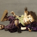 TEÓ kobold porcelánbaba/BJD, Dekoráció, Képzőművészet , Szobor, Kerámia, Baba-és bábkészítés, Kerámia, Kicsi e vándor,
s nagy a tatyó.
Ki bandukol ott?
Á! Teó,a kobold.

Porcelánbaba technológiával készü..., Meska