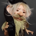 Porcelánbaba a Legendland BJD-től : BONIFÁC manó, Dekoráció, Képzőművészet , Szobor, Kerámia, Baba-és bábkészítés, Kerámia, Íme a kedves Bonifác,
ki nem a helyi kovács,
s nem is egy madarász,
csak egy kedves manó,
aki szeret..., Meska
