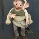 Porcelánbaba a Legendland BJD-től : PIPPÓ manó, Dekoráció, Képzőművészet , Szobor, Kerámia, Baba-és bábkészítés, Kerámia, 
Lovagias kobold Pippó,
nem egy buta tilinkó.
Ismeri a lányok szívét,
ki is teszi szívét-lelkét.


Ő..., Meska