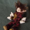 BOTOND kobold kitűző, Ékszer, óra, Táska, Medál, Bross, kitűző, Kerámia, Baba-és bábkészítés, Borzas kobold,Ő itt Botond,
ki mindenen csak bazsalyog.
E módon dob fel mindened,
ha kitűzőként vise..., Meska