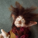 BOTOND kobold kitűző, Ékszer, óra, Táska, Medál, Bross, kitűző, Kerámia, Baba-és bábkészítés, Borzas kobold,Ő itt Botond,
ki mindenen csak bazsalyog.
E módon dob fel mindened,
ha kitűzőként vise..., Meska