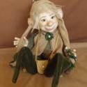 Porcelánbaba a LegendLand BJD-től : JANKÓ manó, Dekoráció, Képzőművészet , Szobor, Kerámia, Baba-és bábkészítés, Kerámia, Szöszke manó ballag vala,
széltől is óvja kapucnija.
Gombát szedni indult talán,
vagy csak leskelődn..., Meska