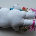 Alvó balerina cica, Baba-mama-gyerek, Ékszer, óra, Bross, kitűző, Baba-és bábkészítés, Ékszerkészítés, Alvó balerina cica, arany szoknyácskában, rózsaszín masnival, pántos szandiban.

Hogy kulcstartóként..., Meska