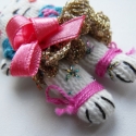 Alvó balerina cica, Baba-mama-gyerek, Ékszer, óra, Bross, kitűző, Baba-és bábkészítés, Ékszerkészítés, Alvó balerina cica, arany szoknyácskában, rózsaszín masnival, pántos szandiban.

Hogy kulcstartóként..., Meska