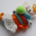 pom-pom cica kitűző, Baba-mama-gyerek, Ékszer, óra, Bross, kitűző, Baba-és bábkészítés, Ékszerkészítés, Pomponos cica, csipkeszoknyával.

A hátán brosstű található.

Magasság: 7-8 cm, vastagság 1 cm.
Tömö..., Meska