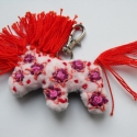 rózsaszín lovacska karabíneres, Baba-mama-gyerek, Ékszer, óra, Bross, kitűző, Baba-és bábkészítés, Ékszerkészítés, Rózsaszín lovacska, narancssárga sörénnyel, hímzett mintákkal.
Hátára karabiner van felszerelve, így..., Meska
