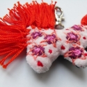 rózsaszín lovacska karabíneres, Baba-mama-gyerek, Ékszer, óra, Bross, kitűző, Baba-és bábkészítés, Ékszerkészítés, Rózsaszín lovacska, narancssárga sörénnyel, hímzett mintákkal.
Hátára karabiner van felszerelve, így..., Meska