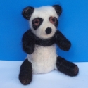 Panda Bébi, Dekoráció, Dísz, Nemezelés, Egyenlőre magányos panda bébi várja új tulajdonosát. A panda bébi fehér,és fekete gyapjúból,tűnemeze..., Meska