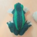 Breki a leveli béka, Dekoráció, Dísz, Nemezelés, Varrás, Szintén védett állat a leveli béka,
Zöld,beige gyapjúból,tűnemezeléssel készült,lábai réz szálat tar..., Meska
