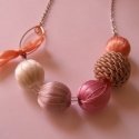 Miss Salmon Bead - Szalagos gyöngy nyaklánc, Ékszer, óra, Nyaklánc, Engedd meg, hogy bemutassam, ő itt Miss Salmon Bead. Bohém, vidám jellem, és a nyakad közelében érzi..., Meska