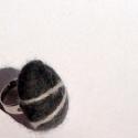 Nemezkavics gyűrű, Ékszer, óra, Gyűrű, Nemezelés, 2 cm - es, merinó gyapjúból tű nemezelt kavics, mely állítható gyűrűalapra került.

, Meska