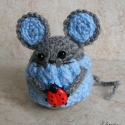 Horgolt egérke katicával  (amigurumi), Dekoráció, Játék, Játékfigura, Plüssállat, rongyjáték, Baba-és bábkészítés, Horgolás, Anyaga - szürke és égszínkék akrilfonal, vatelin, katicabogár-gomb, műanyag gyöngyök.
Magassága kb.6..., Meska