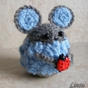 Horgolt egérke katicával  (amigurumi), Dekoráció, Játék, Játékfigura, Plüssállat, rongyjáték, Baba-és bábkészítés, Horgolás, Anyaga - szürke és égszínkék akrilfonal, vatelin, katicabogár-gomb, műanyag gyöngyök.
Magassága kb.6..., Meska