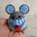 Horgolt egérke katicával  (amigurumi), Dekoráció, Játék, Játékfigura, Plüssállat, rongyjáték, Baba-és bábkészítés, Horgolás, Anyaga - szürke és égszínkék akrilfonal, vatelin, katicabogár-gomb, műanyag gyöngyök.
Magassága kb.6..., Meska