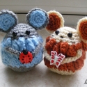 Horgolt egérke katicával  (amigurumi), Dekoráció, Játék, Játékfigura, Plüssállat, rongyjáték, Baba-és bábkészítés, Horgolás, Anyaga - szürke és égszínkék akrilfonal, vatelin, katicabogár-gomb, műanyag gyöngyök.
Magassága kb.6..., Meska