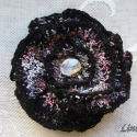 Bross (rózsa) kötött anyagból, Ékszer, óra, Bross, kitűző, Anyaga: kötött poliésztertextil, üveglencse.

Átmérője kb. 11cm, Meska