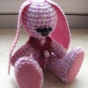Horgolt nyuszika (amigurumi) , Játék, Dekoráció, Játékfigura, Plüssállat, rongyjáték, Anyaga: akrilfonal, vatelin, műanyag gyöngyök, szalag, műanyaglap (talpbetét), filc.

Magassága (fül..., Meska