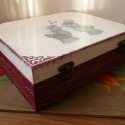 tréfás esküvői ajándék - macik, Mindenmás, Dekoráció, Esküvő, Decoupage, szalvétatechnika, Festett tárgyak, A dobozt fehérre, bordóra festettem, az általam szerkesztett nyomatot kasíroztam, ezután repesztette..., Meska