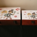 12 rekeszes doboz esküvőre kiegészítők nélkül, Mindenmás, Dekoráció, Esküvő, Decoupage, szalvétatechnika, Festett tárgyak, A dobozt pácoltam a tetejét fehérre alapoztam, az általam szerkesztett nyomatot kasíroztam, majd lak..., Meska