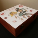 12 rekeszes doboz esküvőre kiegészítők nélkül, Mindenmás, Dekoráció, Esküvő, Decoupage, szalvétatechnika, Festett tárgyak, A dobozt pácoltam a tetejét fehérre alapoztam, az általam szerkesztett nyomatot kasíroztam, majd lak..., Meska