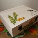Táncoló pár - A házasság nélkülözhetetlen kellékei - ajándékdoboz esküvőre, Mindenmás, Dekoráció, Esküvői kellékek, Decoupage, szalvétatechnika, Festett tárgyak, A dobozt fehérre festettem, a szalvétából kivágott mintát szalvétatechnikával tettem rá, ezután lakk..., Meska