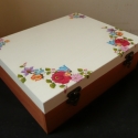 Népies virágos - A házasság nélkülözhetetlen kellékei - ajándékdoboz esküvőre, Mindenmás, Dekoráció, Esküvői kellékek, Decoupage, szalvétatechnika, Festett tárgyak, A dobozt tetejét fehérre festettem, a szalvétából kivágott mintát szalvétatechnikával tettem rá, ezu..., Meska