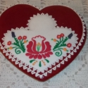 virágos nagy szív, Magyar motívumokkal, Dekoráció, Kép, Dísz, Mézeskalácssütés, Piros-fehér alapon színes magyaros virágmintával díszített szíveket anyák napja alkalmából készített..., Meska