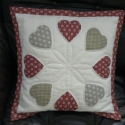 díszpárna szívekkel, Dekoráció, Otthon, lakberendezés, Magyar motívumokkal, Lakástextil, Patchwork, foltvarrás, Varrás, Ez a meleg színű, 43 x 43 / bruttó méret: 48 x 48 cm / szív applikációval és kézi hímzéssel díszítet..., Meska
