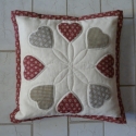 díszpárna szívekkel, Dekoráció, Otthon, lakberendezés, Magyar motívumokkal, Lakástextil, Patchwork, foltvarrás, Varrás, Ez a meleg színű, 43 x 43 / bruttó méret: 48 x 48 cm / szív applikációval és kézi hímzéssel díszítet..., Meska