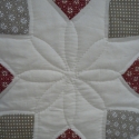 díszpárna szívekkel, Dekoráció, Otthon, lakberendezés, Magyar motívumokkal, Lakástextil, Patchwork, foltvarrás, Varrás, Ez a meleg színű, 43 x 43 / bruttó méret: 48 x 48 cm / szív applikációval és kézi hímzéssel díszítet..., Meska