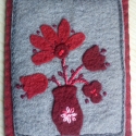 Tűnemezelt bordó - szürke virágos filckép, Otthon, lakberendezés, Dekoráció, Falikép, Kép, Hímzés, Nemezelés, 12*9cm, ez a szürke hátterű, bordó virágcsokros, bordó keretes, tűnemezelt és hímzett filc képecske,..., Meska
